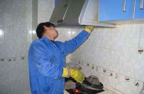 油煙機長期不清洗隱患多 選擇專業清洗公司更有保障 油煙機長期不清洗隱患多 選擇專業清洗公司更有保障