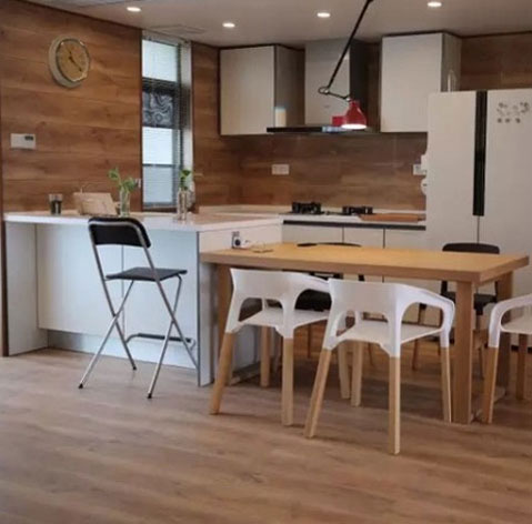 廚房地面只能用瓷磚?其實木地板一樣可以上陣! 廚房地面只能用瓷磚?其實木地板一樣可以上陣!