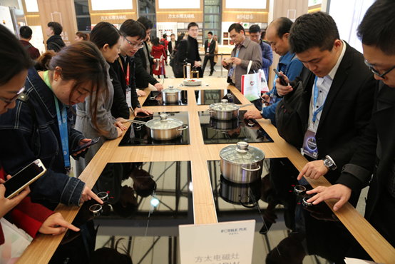 媽媽的時間機器亮相2017AWE 方太再掀智能廚電熱潮 媽媽的時間機器亮相2017AWE 方太再掀智能廚電熱潮