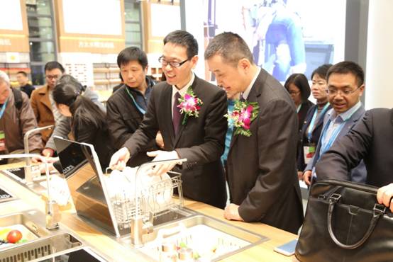 媽媽的時間機器亮相2017AWE 方太再掀智能廚電熱潮 媽媽的時間機器亮相2017AWE 方太再掀智能廚電熱潮