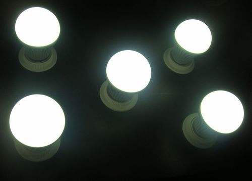 選擇LED球泡燈，價格跟品牌哪個更重要?