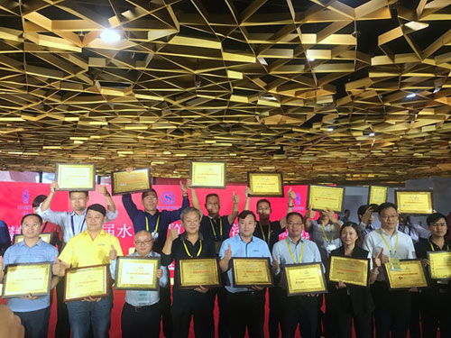 長頸鹿漆榮獲“2017受歡迎民族水性涂料品牌獎(jiǎng)” 長頸鹿漆榮獲“2017受歡迎民族水性涂料品牌獎(jiǎng)”