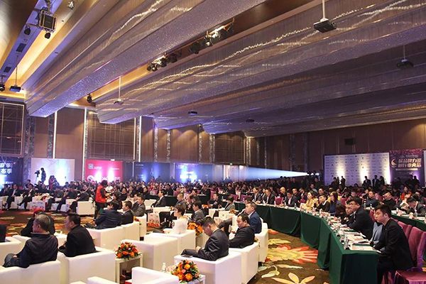 樹行業(yè)典范 華藝勇奪“2017中國燈飾照明行業(yè)領(lǐng)袖品牌” 樹行業(yè)典范 華藝勇奪“2017中國燈飾照明行業(yè)領(lǐng)袖品牌”