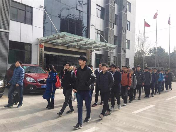 衣柜品牌日記|安徽農(nóng)業(yè)大學(xué)學(xué)生參觀客來(lái)福華東生產(chǎn)基地 衣柜品牌日記|安徽農(nóng)業(yè)大學(xué)學(xué)生參觀客來(lái)福華東生產(chǎn)基地