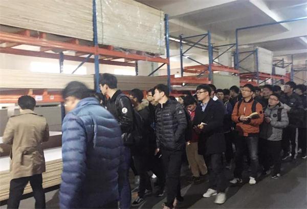 衣柜品牌日記|安徽農(nóng)業(yè)大學(xué)學(xué)生參觀客來(lái)福華東生產(chǎn)基地 衣柜品牌日記|安徽農(nóng)業(yè)大學(xué)學(xué)生參觀客來(lái)福華東生產(chǎn)基地