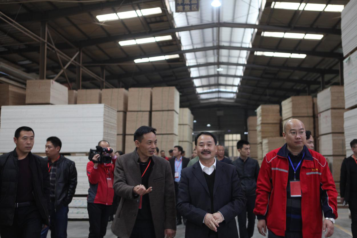 生態(tài)板品牌日記|壯象香杉標(biāo)桿引行業(yè)代表參觀學(xué)習(xí) 生態(tài)板品牌日記|壯象香杉標(biāo)桿引行業(yè)代表參觀學(xué)習(xí)