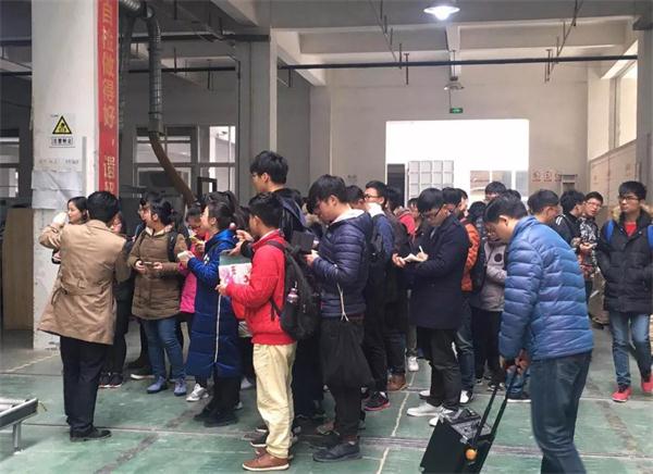 衣柜品牌日記|安徽農(nóng)業(yè)大學(xué)學(xué)生參觀客來(lái)福華東生產(chǎn)基地 衣柜品牌日記|安徽農(nóng)業(yè)大學(xué)學(xué)生參觀客來(lái)福華東生產(chǎn)基地