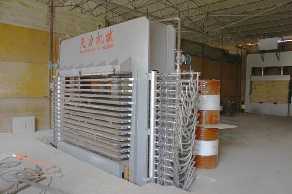 品牌技術|宏達木業細木工板區域新預壓機正式投入運行 品牌技術|宏達木業細木工板區域新預壓機正式投入運行