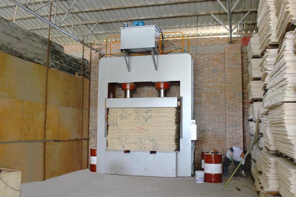 品牌技術|宏達木業細木工板區域新預壓機正式投入運行 品牌技術|宏達木業細木工板區域新預壓機正式投入運行