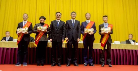 2017納稅超億元 帥豐集成灶獲嵊州市工業(yè)企業(yè)三十強(qiáng)第一名