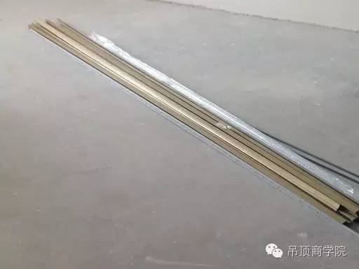 家里裝個吊頂一月用了1000元電，劣質吊頂你敢用？