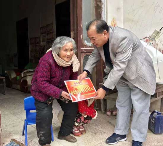 “贈人玫瑰,手有余香” 林德漆回饋社會 與愛同行 “贈人玫瑰,手有余香” 林德漆回饋社會 與愛同行