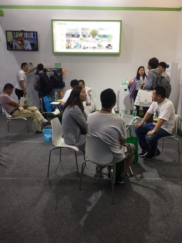 不少商家駐足好勁風(fēng)展位洽談合作