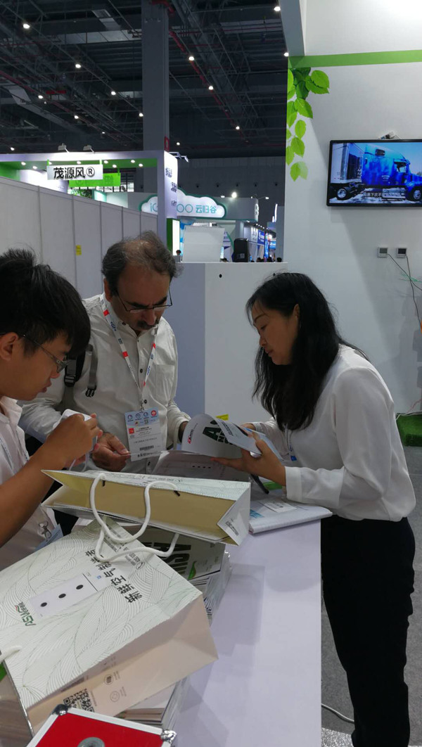 不少國外商家與好勁風(fēng)工作人員洽談合作