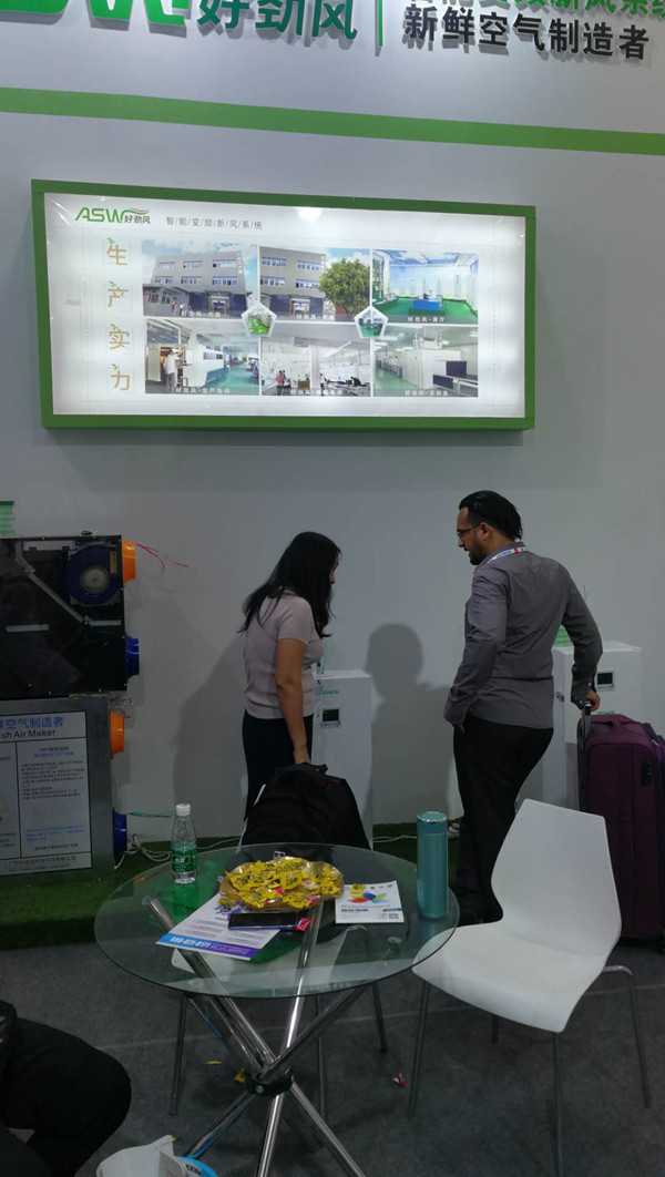 不少國外商家與好勁風(fēng)工作人員洽談合作