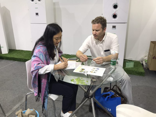 不少國外商家與好勁風(fēng)工作人員洽談合作