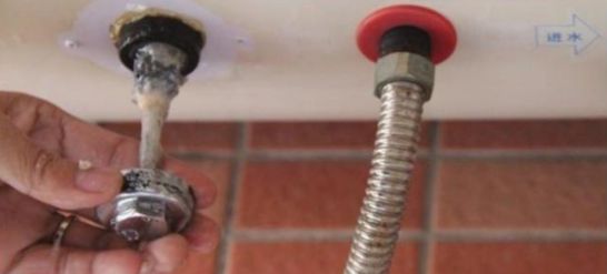 20元的電熱水器鎂棒，自己一樣可以輕松替換！