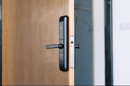 如何選一把稱意智能鎖？從購買到安裝都要留意好！