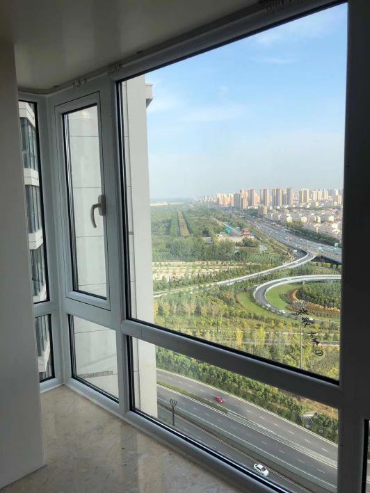 業主反映剛換完又新又貴的隔熱斷橋鋁門窗，窗臺反倒漏水？