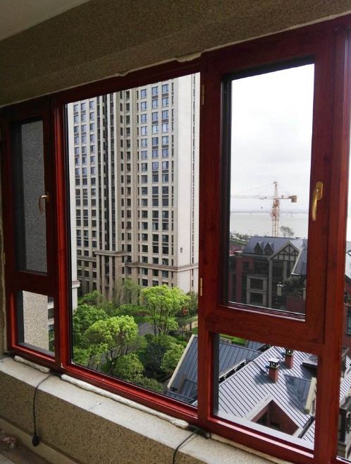 業主反映剛換完又新又貴的隔熱斷橋鋁門窗，窗臺反倒漏水？