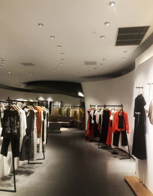 SNVA上為照明為例外女裝全場燈光設計并提供優質燈具 SNVA上為照明為例外女裝全場燈光設計并提供優質燈具