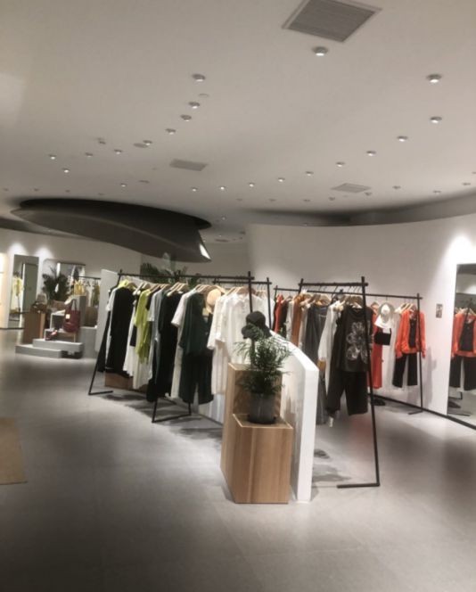 SNVA上為照明為例外女裝全場燈光設計并提供優質燈具 SNVA上為照明為例外女裝全場燈光設計并提供優質燈具