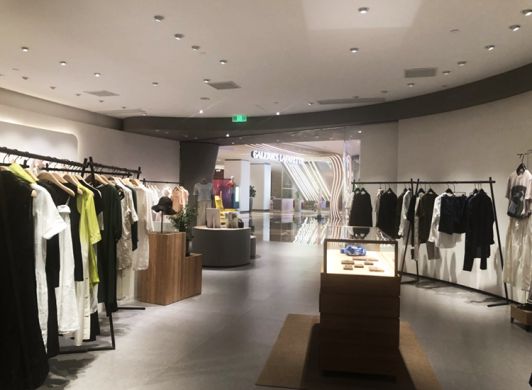 SNVA上為照明為例外女裝全場燈光設計并提供優質燈具 SNVA上為照明為例外女裝全場燈光設計并提供優質燈具