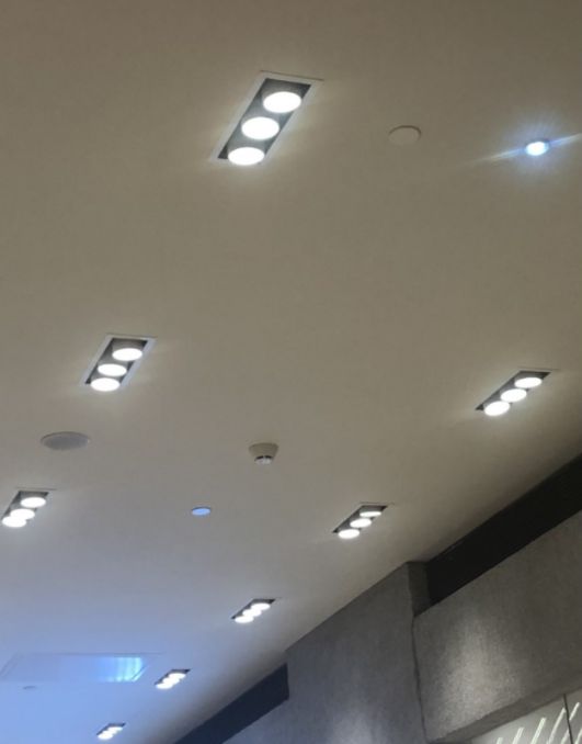 SNVA上為照明為例外女裝全場燈光設計并提供優質燈具 SNVA上為照明為例外女裝全場燈光設計并提供優質燈具