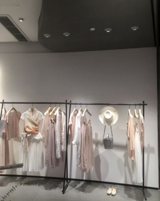 SNVA上為照明為例外女裝全場燈光設計并提供優質燈具 SNVA上為照明為例外女裝全場燈光設計并提供優質燈具