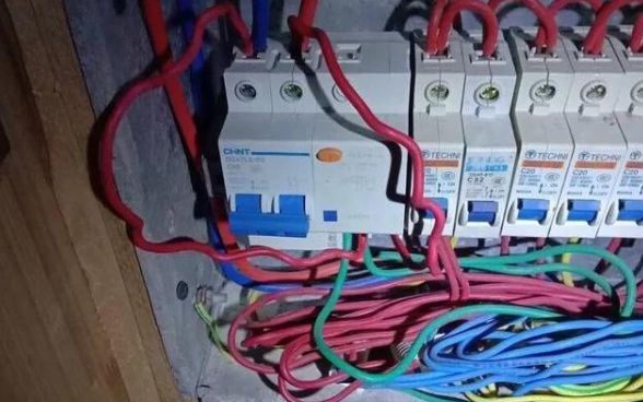 給大家解答電熱水器漏電跳閘的相關(guān)問(wèn)題 給大家解答電熱水器漏電跳閘的相關(guān)問(wèn)題