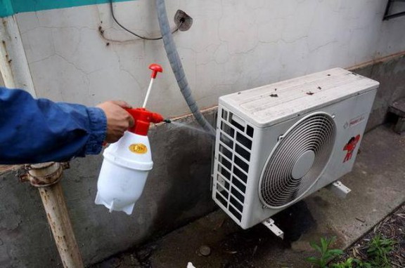 空調(diào)外機日常風(fēng)吹雨淋，需要為其遮擋嗎？聽聽師傅怎么說