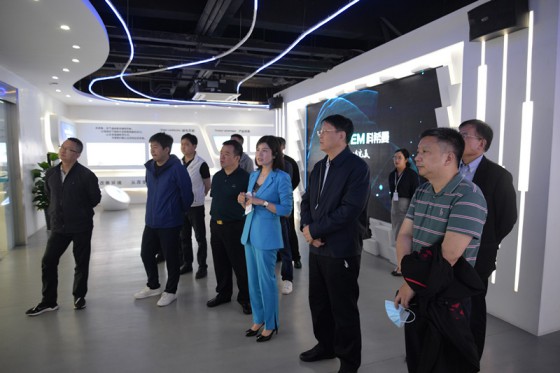 中鐵置業集團黨委書記、董事長鄭勇一行蒞臨科希曼空氣能考察指導 中鐵置業集團黨委書記、董事長鄭勇一行蒞臨科希曼空氣能考察指導