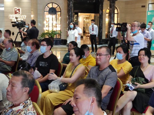 中山市燈飾照明行業(yè)協(xié)會(huì)黨支部出席建黨99周年李圯書法展 