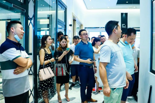 熱烈歡迎湖北省窗業協會領導蒞臨億合門窗參觀交流 熱烈歡迎湖北省窗業協會領導蒞臨億合門窗參觀交流