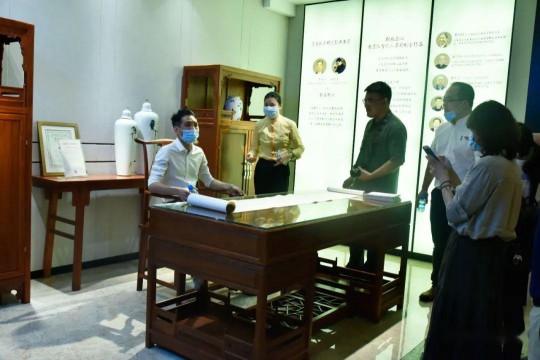 廣州中望龍騰軟件公司來到東成紅木中山總部進行參觀 廣州中望龍騰軟件公司來到東成紅木中山總部進行參觀