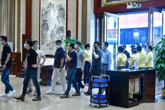 廣州中望龍騰軟件公司來到東成紅木中山總部進行參觀 廣州中望龍騰軟件公司來到東成紅木中山總部進行參觀