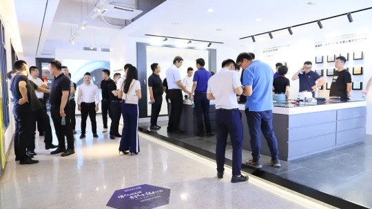 熱烈歡迎居然之家各分公司團(tuán)隊(duì)到訪億合門窗總部 熱烈歡迎居然之家各分公司團(tuán)隊(duì)到訪億合門窗總部