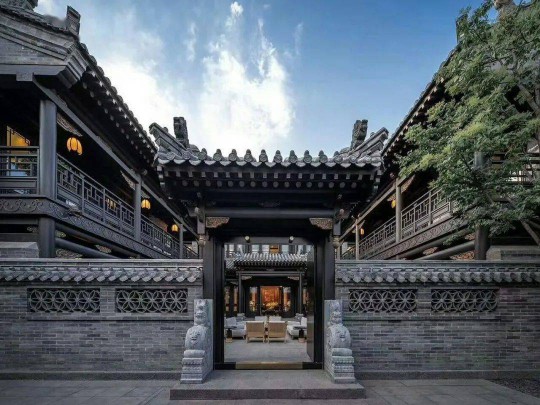 中式圍合院落，三宅仿古門窗，共譜歲月輝煌