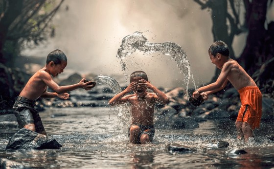 海爾雙增壓零冷水熱水器TR7，水流即刻沖走汗水和暑氣