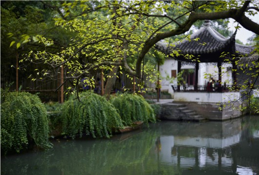 海爾雙增壓零冷水熱水器TR7，水流即刻沖走汗水和暑氣