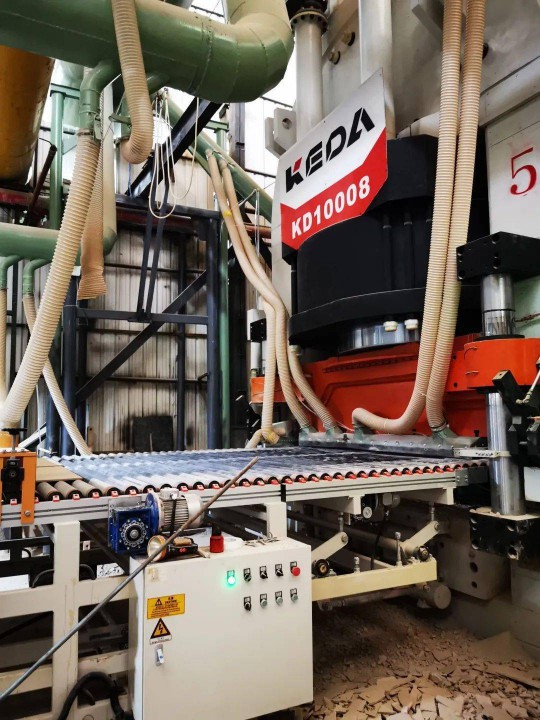 羅曼企業第二生產基地高坑生產基地二號線窯爐順利出磚 羅曼企業第二生產基地高坑生產基地二號線窯爐順利出磚