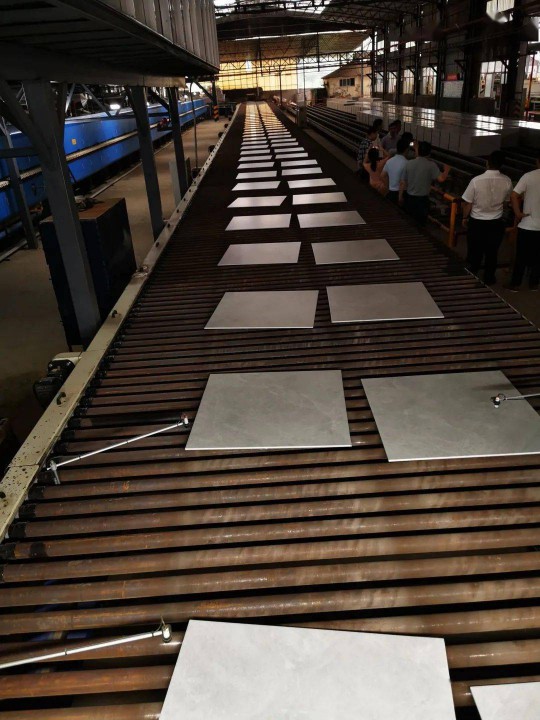 羅曼企業第二生產基地高坑生產基地二號線窯爐順利出磚 羅曼企業第二生產基地高坑生產基地二號線窯爐順利出磚