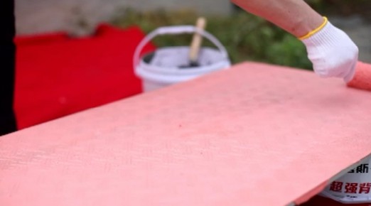 瓷磚背膠粘與不粘,不能作為產品好壞及產品質量的依據 瓷磚背膠粘與不粘,不能作為產品好壞及產品質量的依據