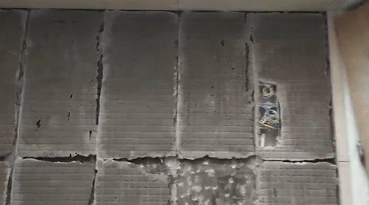 瓷磚背膠粘與不粘,不能作為產品好壞及產品質量的依據 瓷磚背膠粘與不粘,不能作為產品好壞及產品質量的依據