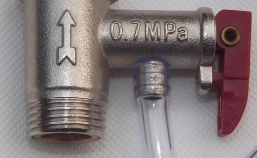 電熱水器加熱時水管老滴水,需要找到解決方法才行 電熱水器加熱時水管老滴水,需要找到解決方法才行