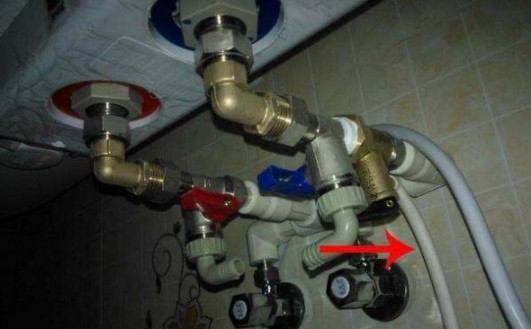 電熱水器加熱時水管老滴水,需要找到解決方法才行 電熱水器加熱時水管老滴水,需要找到解決方法才行