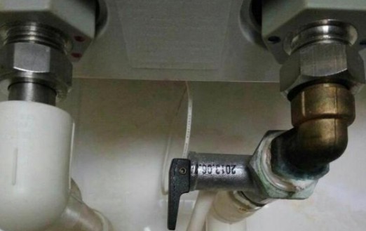 電熱水器加熱時水管老滴水,需要找到解決方法才行 電熱水器加熱時水管老滴水,需要找到解決方法才行