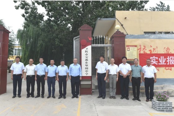 堅朗五金無私捐助,衛輝市安都鄉堅朗中學揭牌儀式舉行 堅朗五金無私捐助,衛輝市安都鄉堅朗中學揭牌儀式舉行