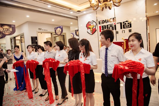 《聚焦伊盾榜樣》第二期——伊盾門窗南充杜總:選擇重于努力