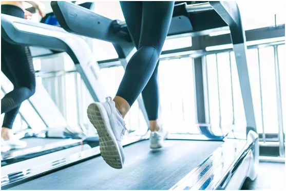 水澤士運(yùn)動(dòng)地材：跑步機(jī)跑和戶外跑，到底哪個(gè)好?